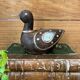 Oiseau en bois foncé, laiton & nacre