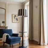 Lampadaire vintage en bois patiné noir et abat-jour rayé