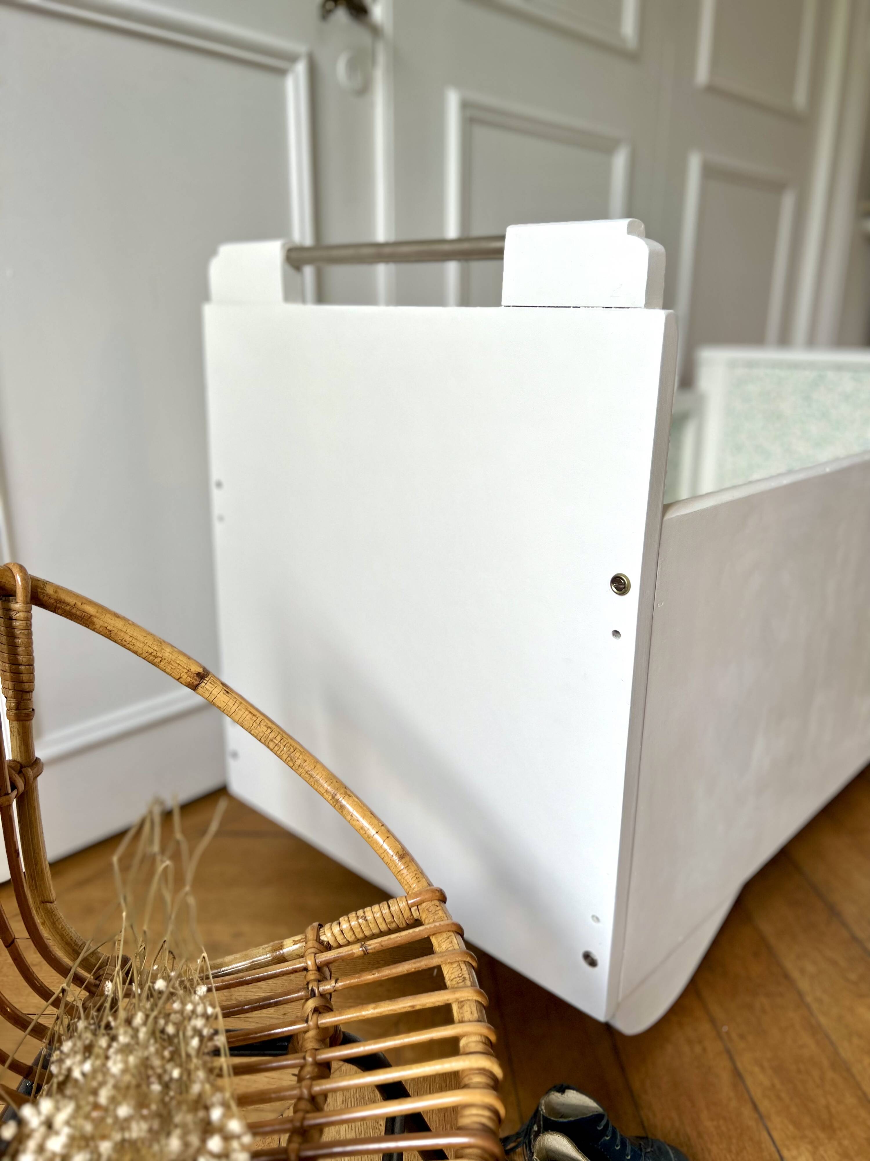 Lit bébé années 50 rénové et son matelas