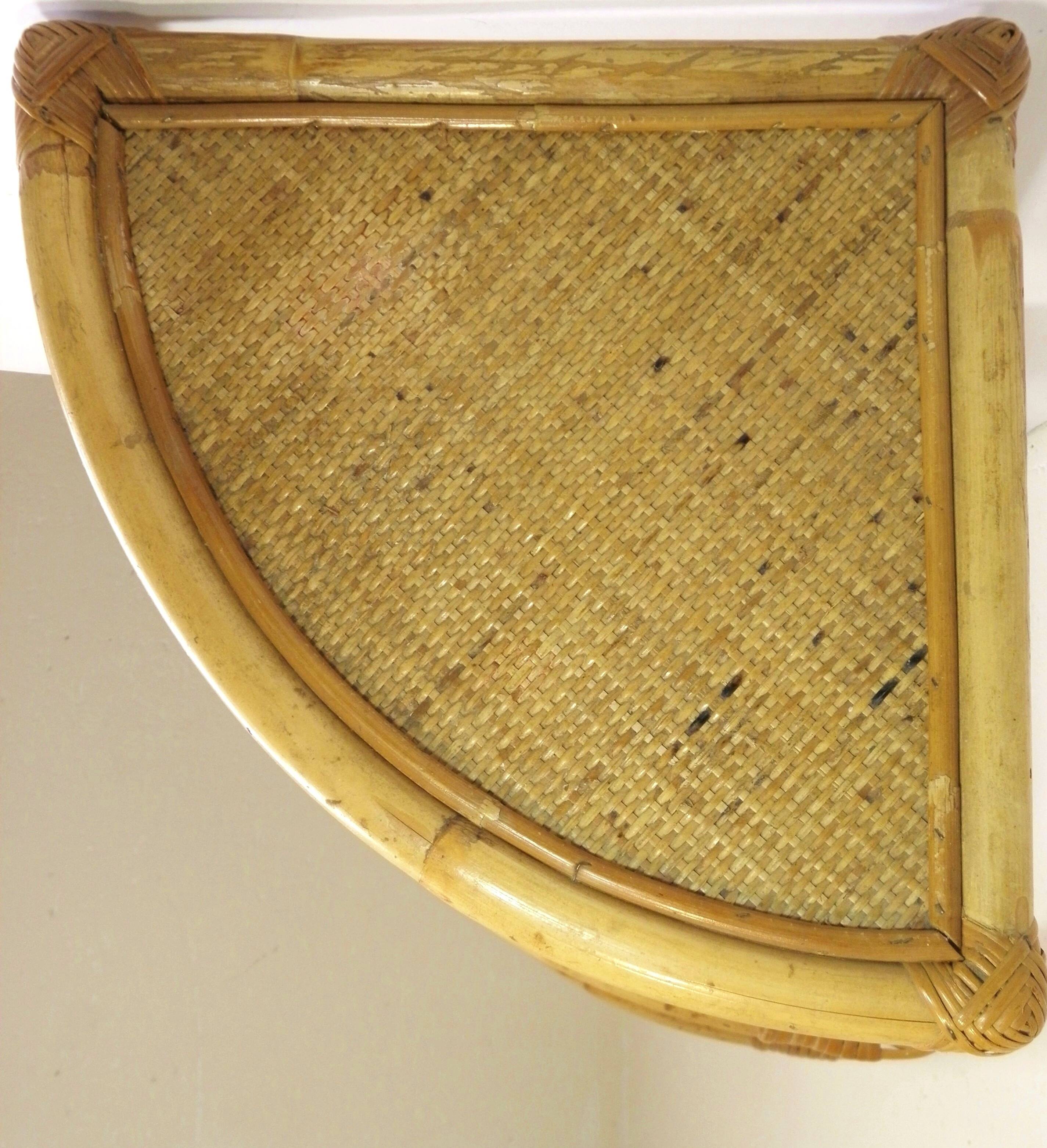 Corner shelf in rattan