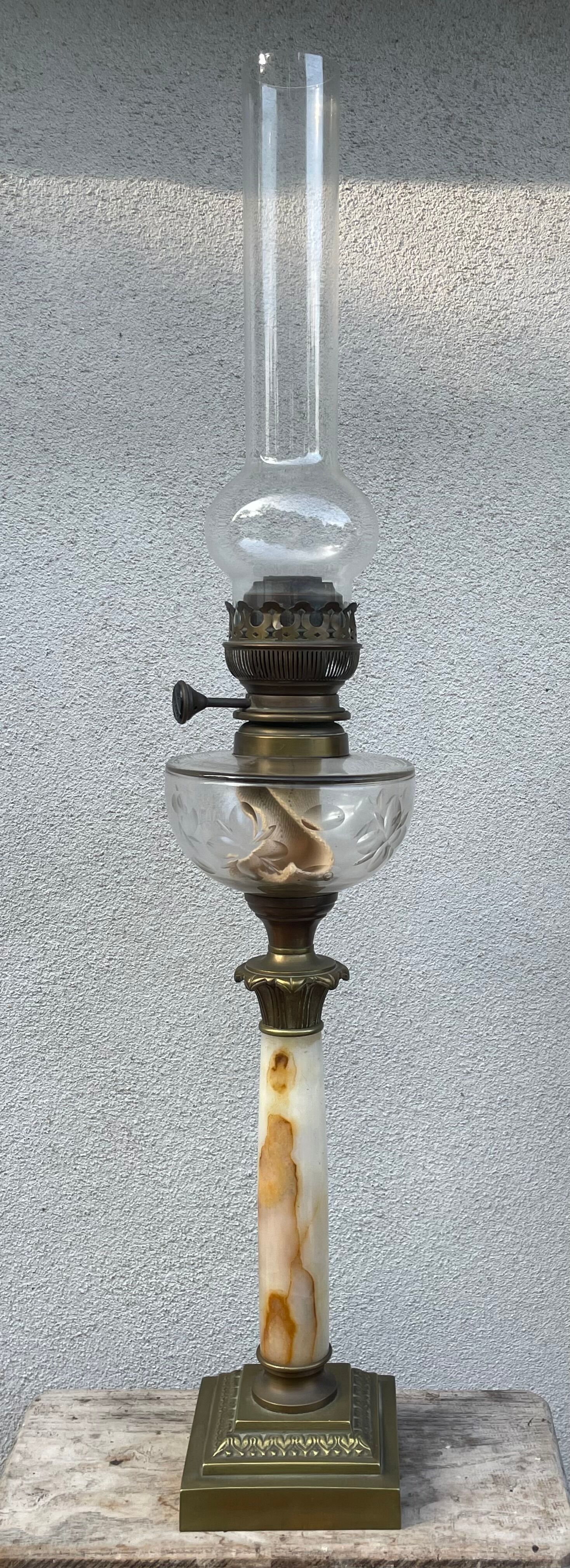 Grande lampe pétrole marbre réservoir cristal 74 cm haut du verre