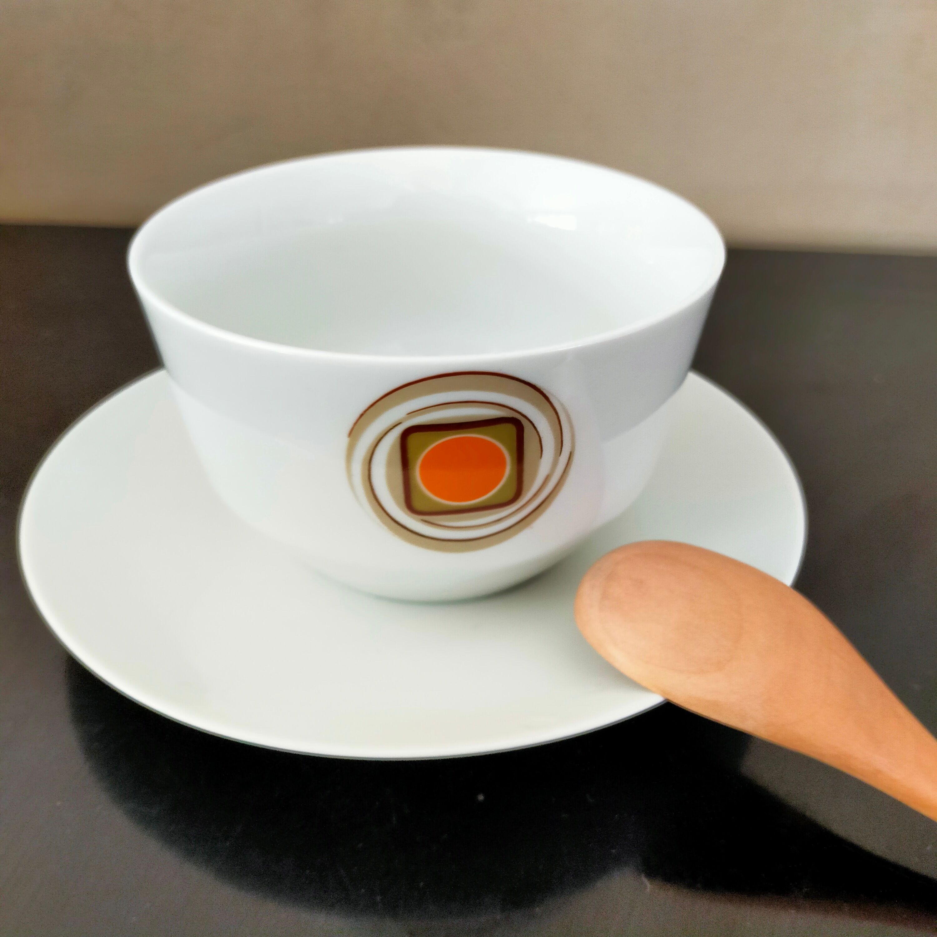 Saucière Gillian Diffusion with her wooden spoon