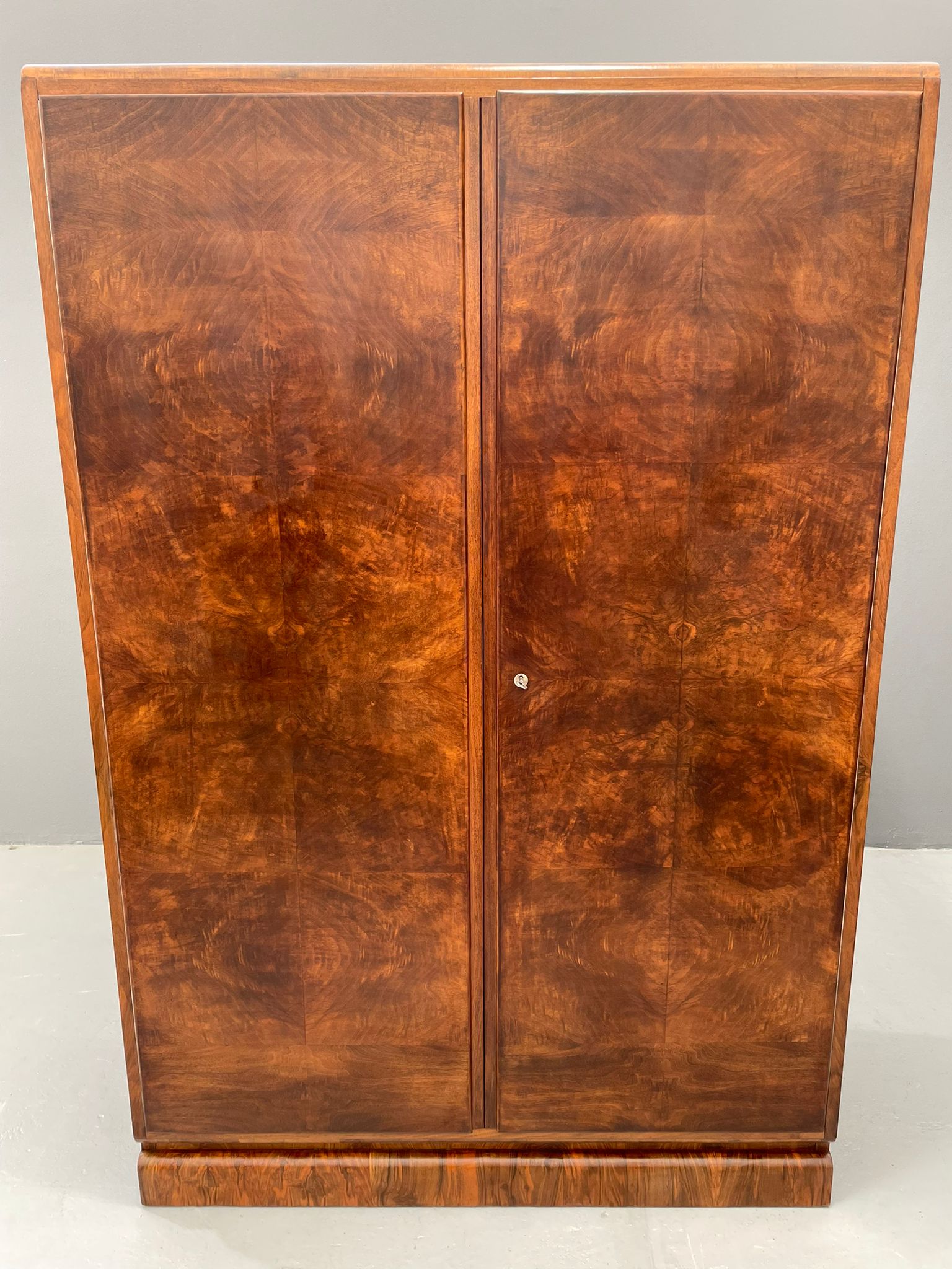 Armoire en placage de noyer restaurée d'influence Art Déco, années 1930