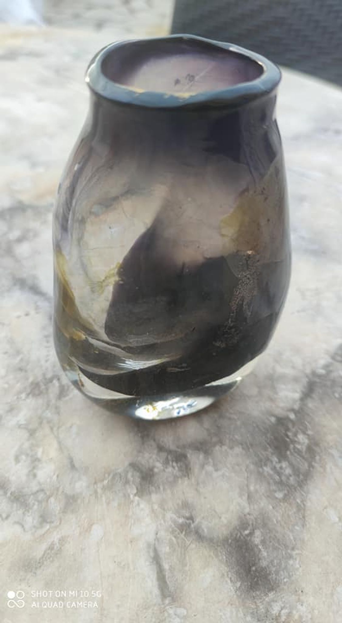 Vase de forme molle en pâte de verre