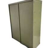 Industrial workshop furniture with 10 khaki flaps