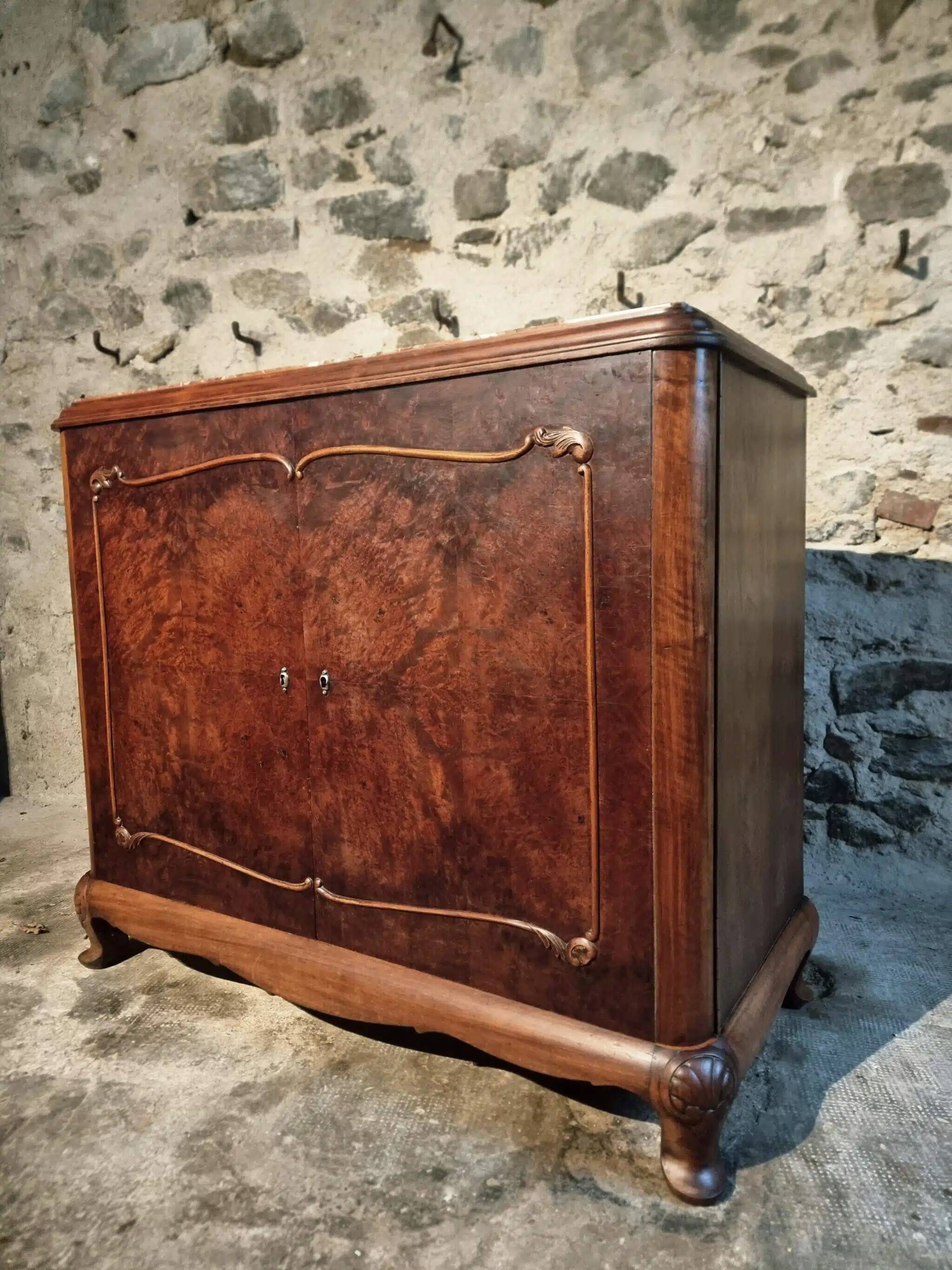 Buffet art déco français en noyer et acajou avec plateau en marbre, fin des années 1920