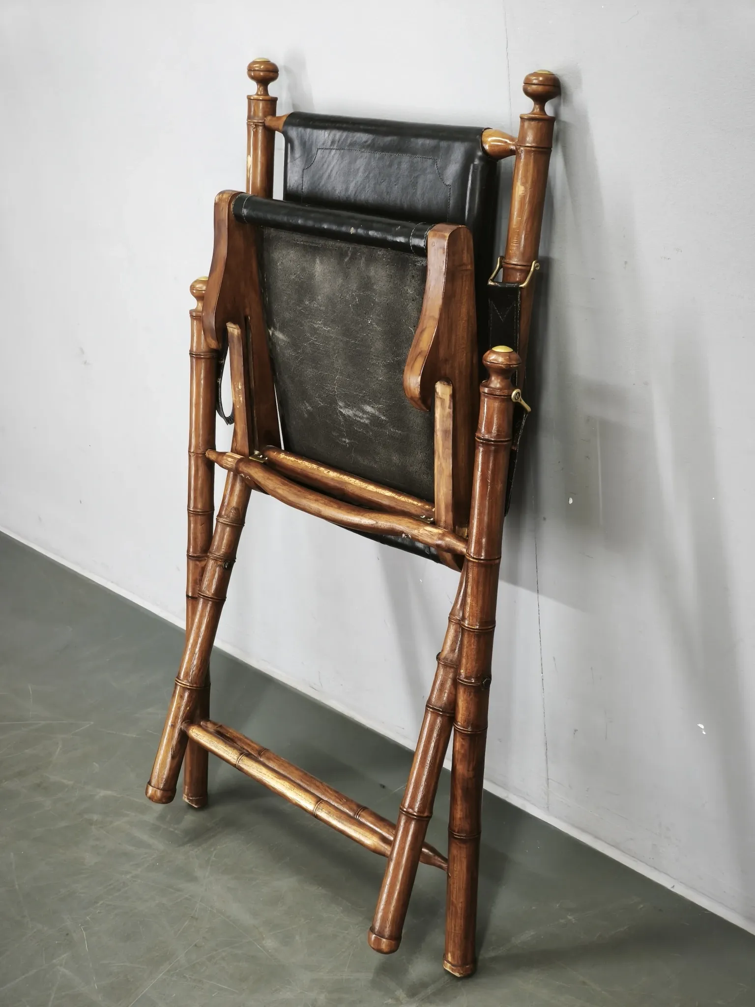 1970s French Folding Safari Chair in Teak, Black Leather and Brass