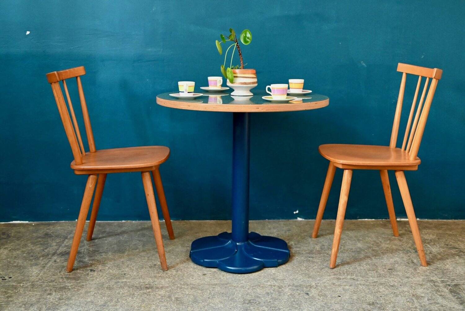 Round bistro table with tulip base in Art Deco style from the 1990s.