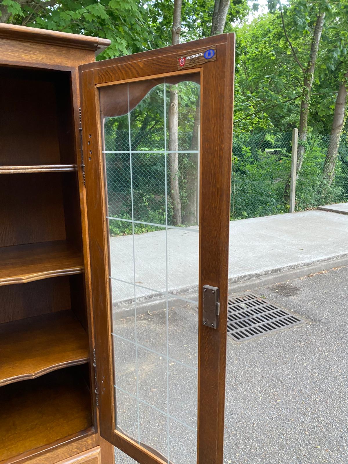 Vitrine Louis XV en bois signée Riskoff