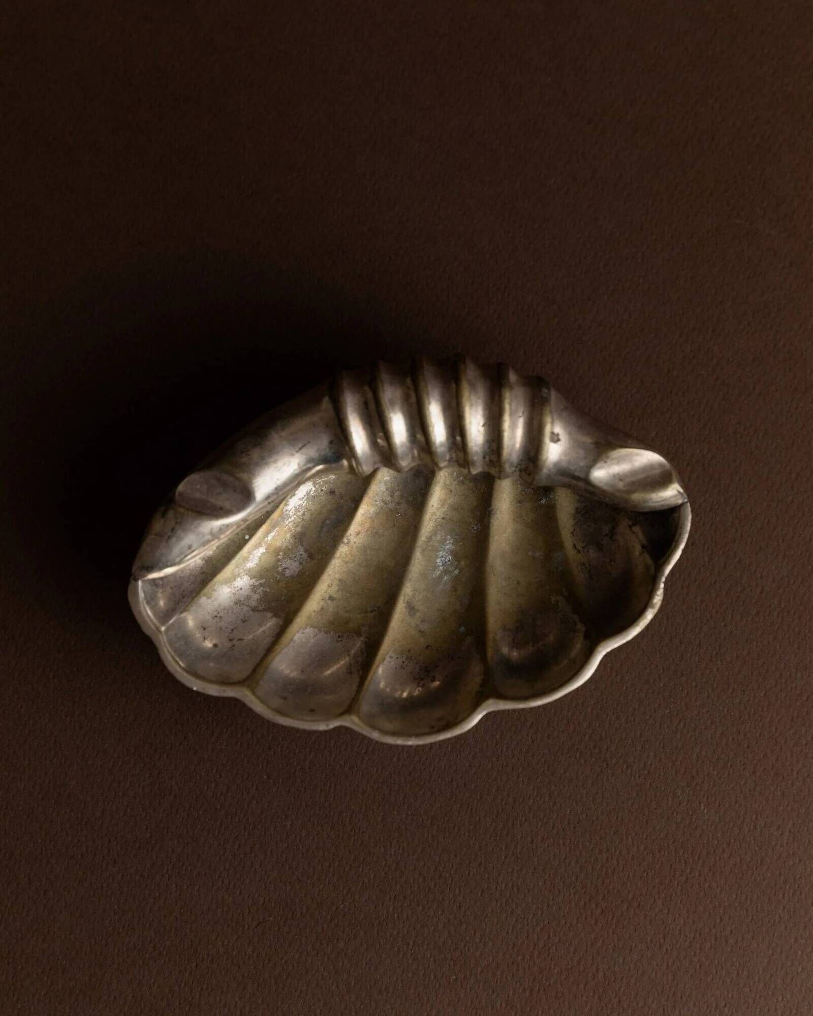 Argent metal ashtray in shell shape with feet – 1960s Italy vintage decor, gift idea for her