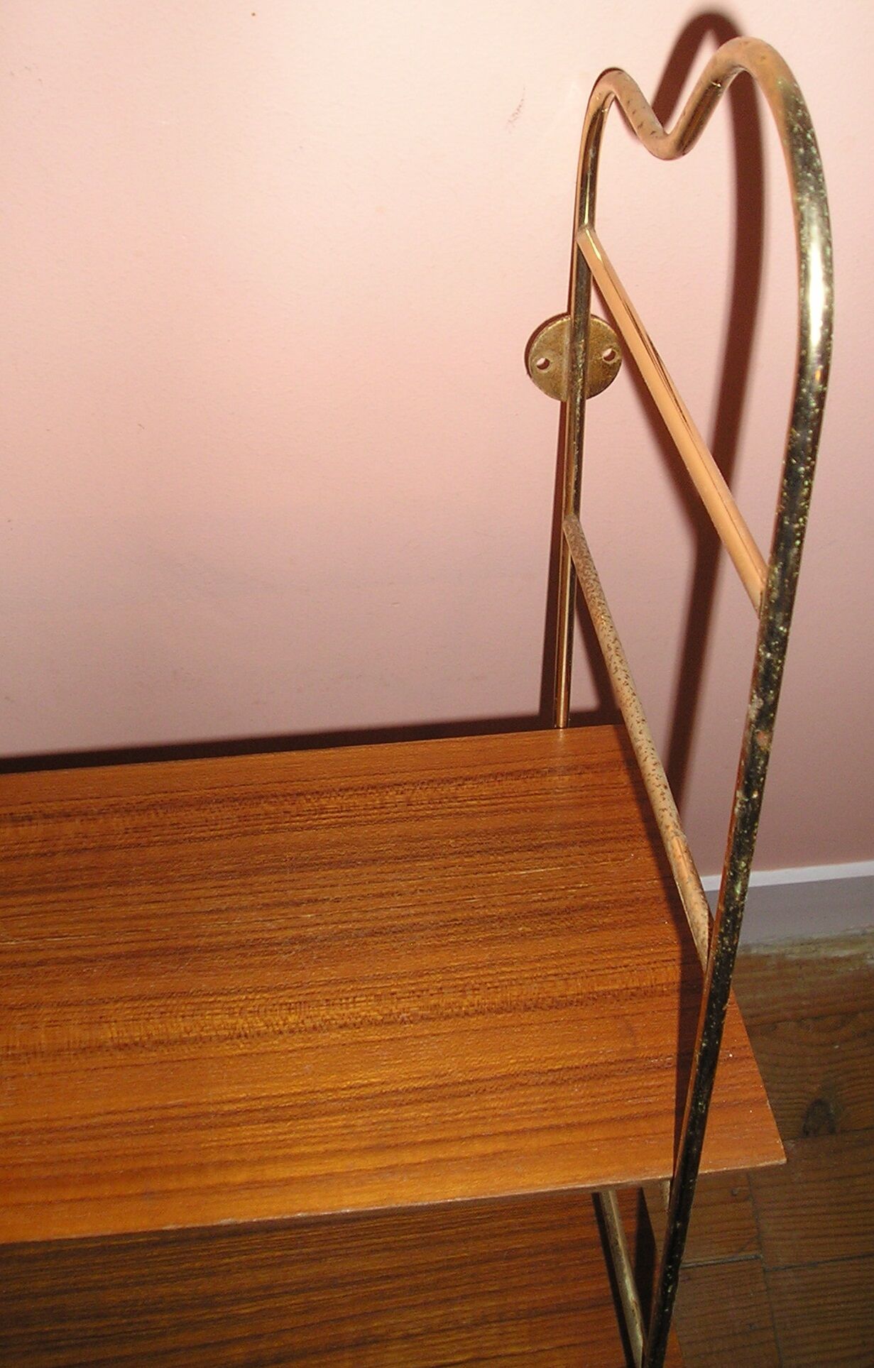 Etagère murale string bois-métal doré Nisse Strinning