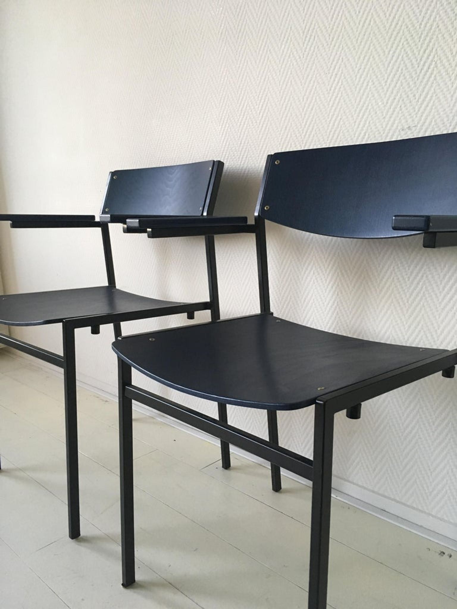 4 fauteuils empilables minimalistes en métal bleu et contreplaqué par Gijs van der Sluis