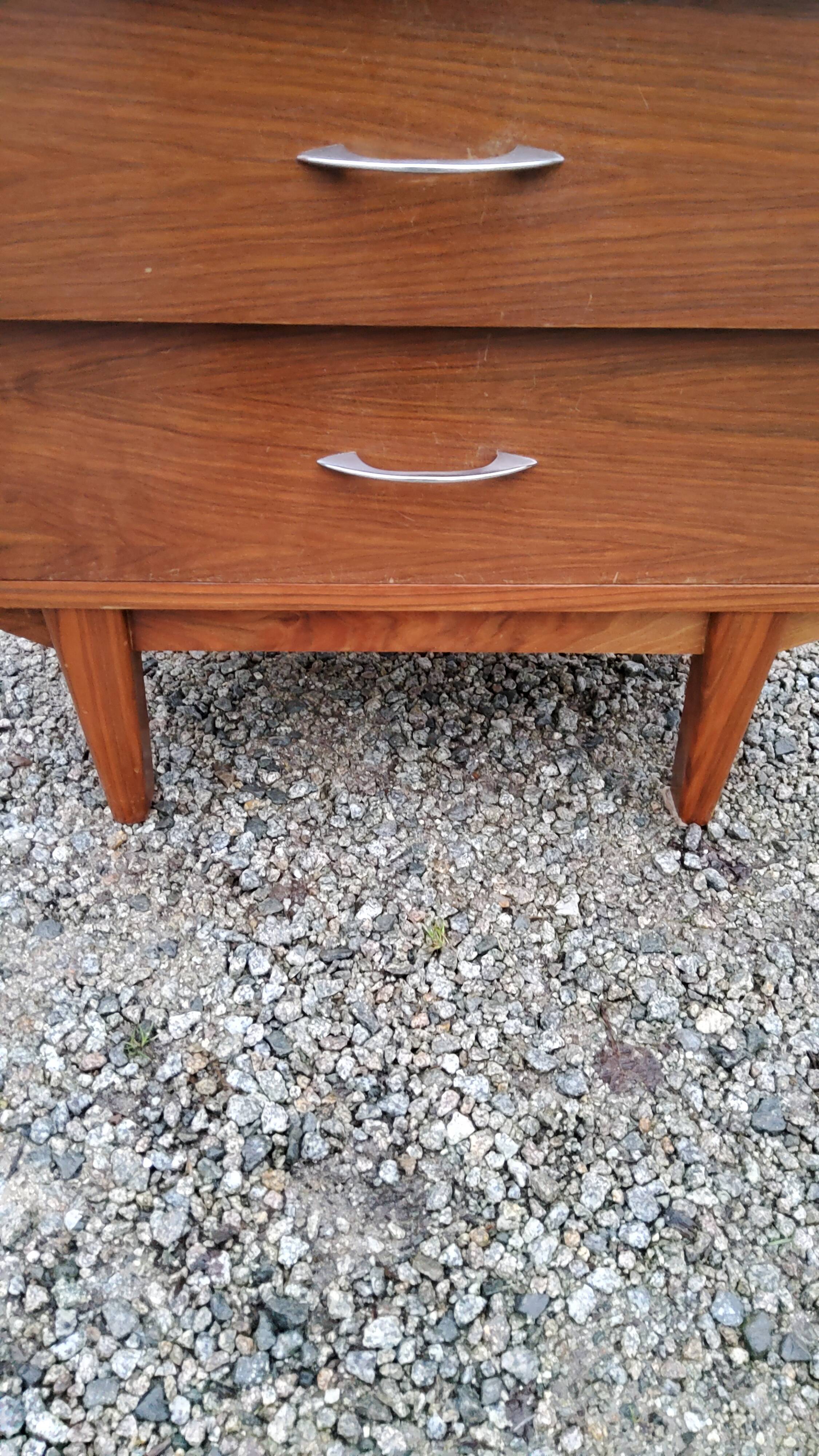 Chest of drawers of the 50s in rosewood spindle feet and fins