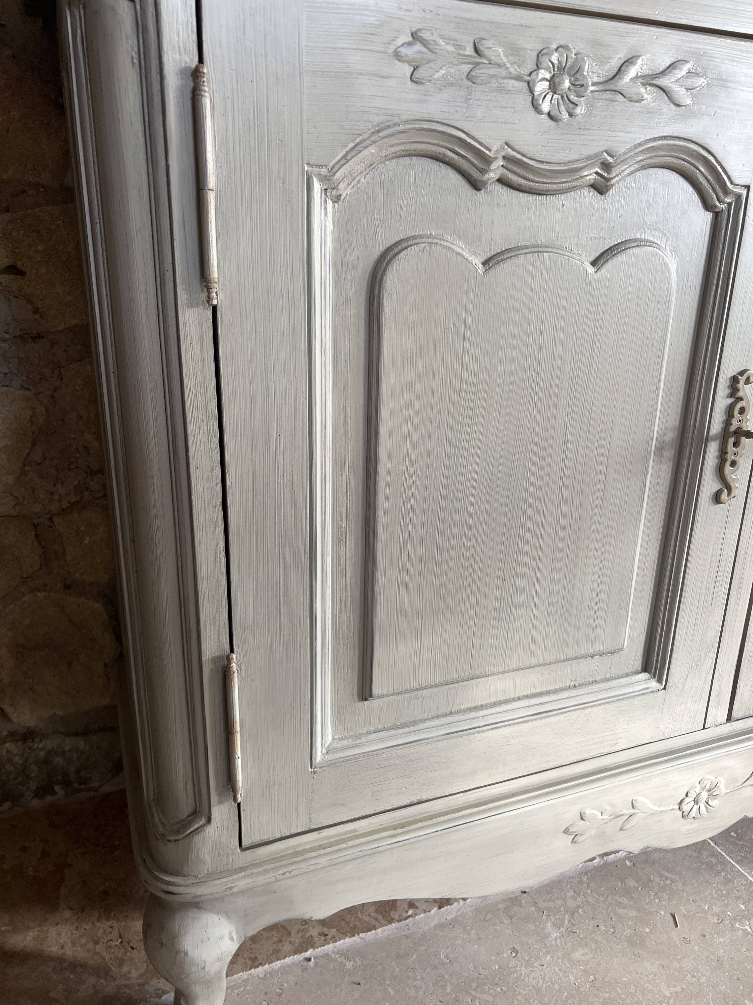 Charming vintage display cabinet in greige solid wood, castle charm.