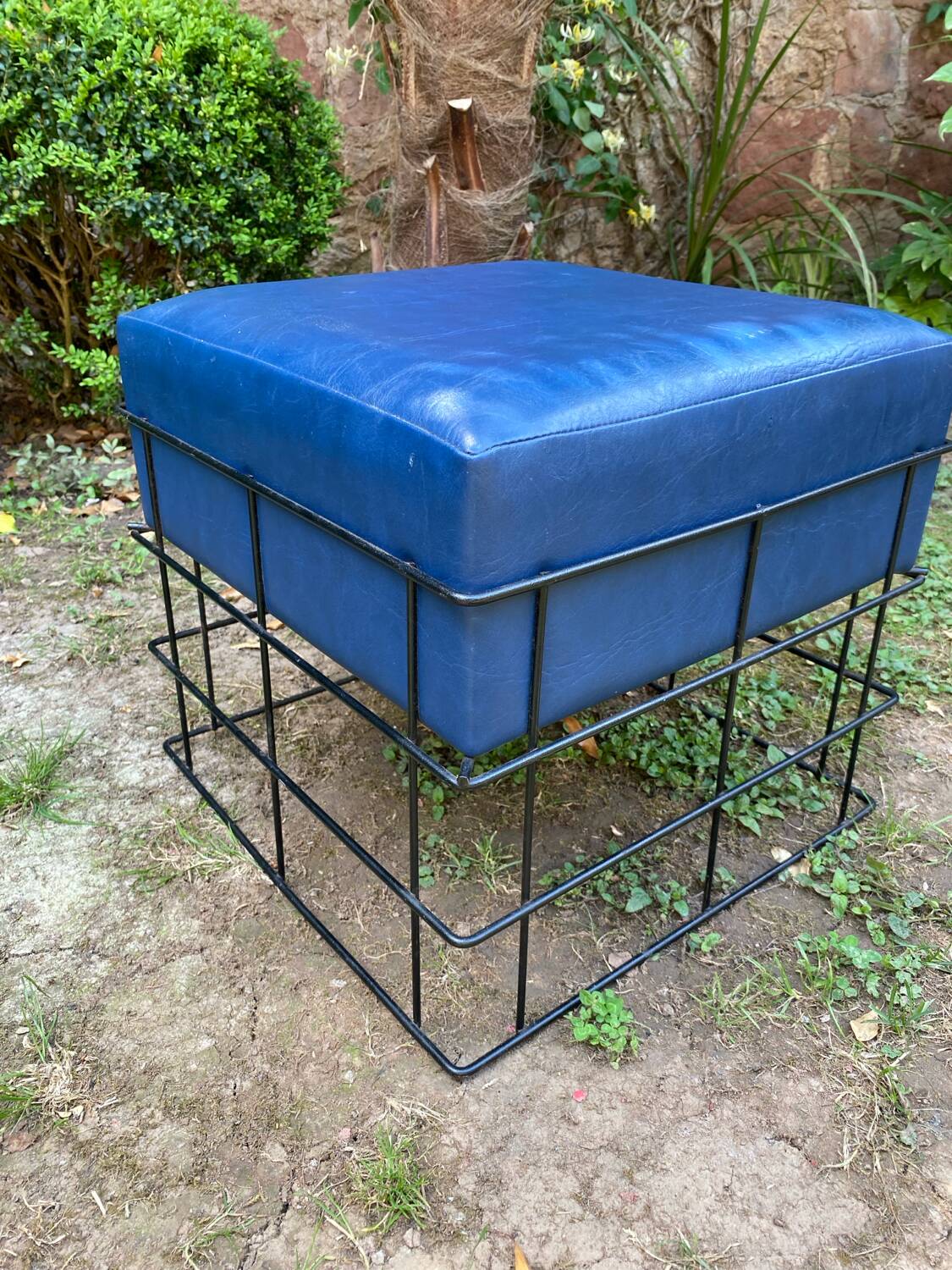 Square stool in black lacquered steel wire and blue leatherette circa 1970