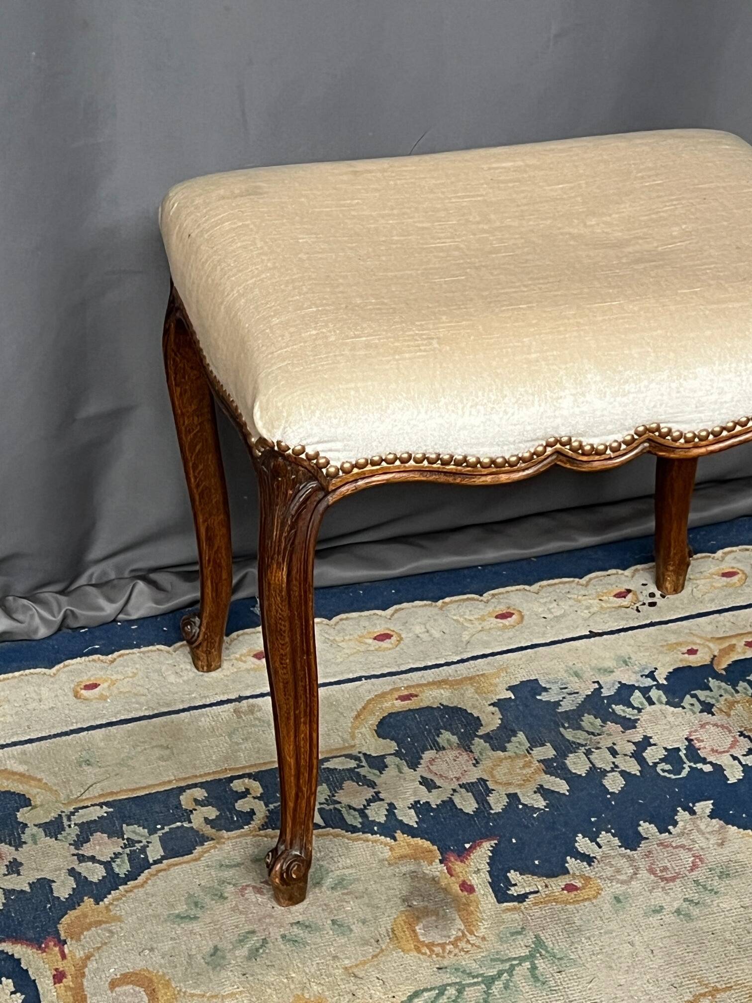 Small Louis XV style bench with curved cabriole legs.