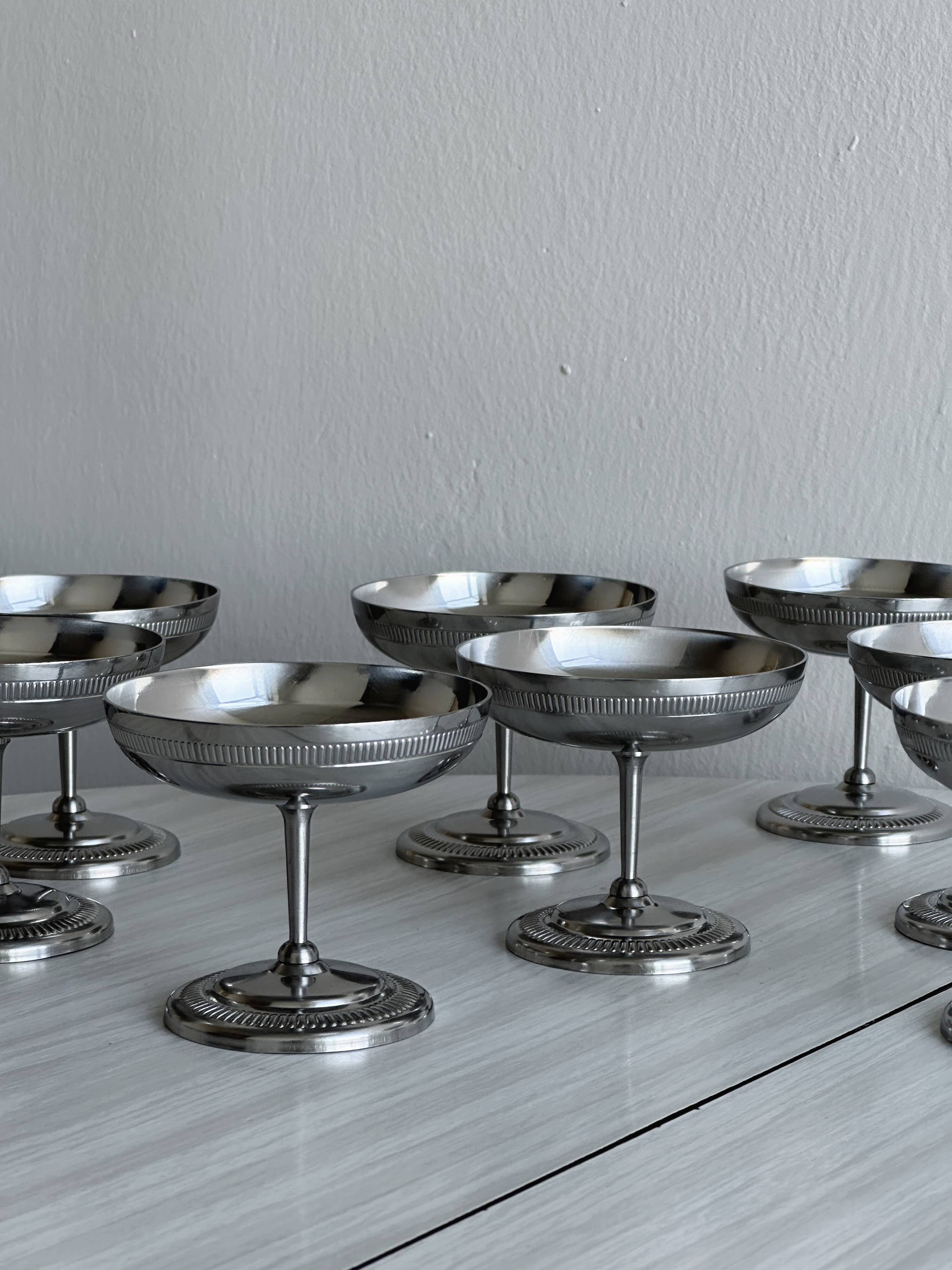 8 coupelles sur pied en inox