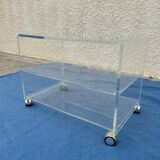 Table basse/ meuble tu en plexiglas vintage sur roulettes
