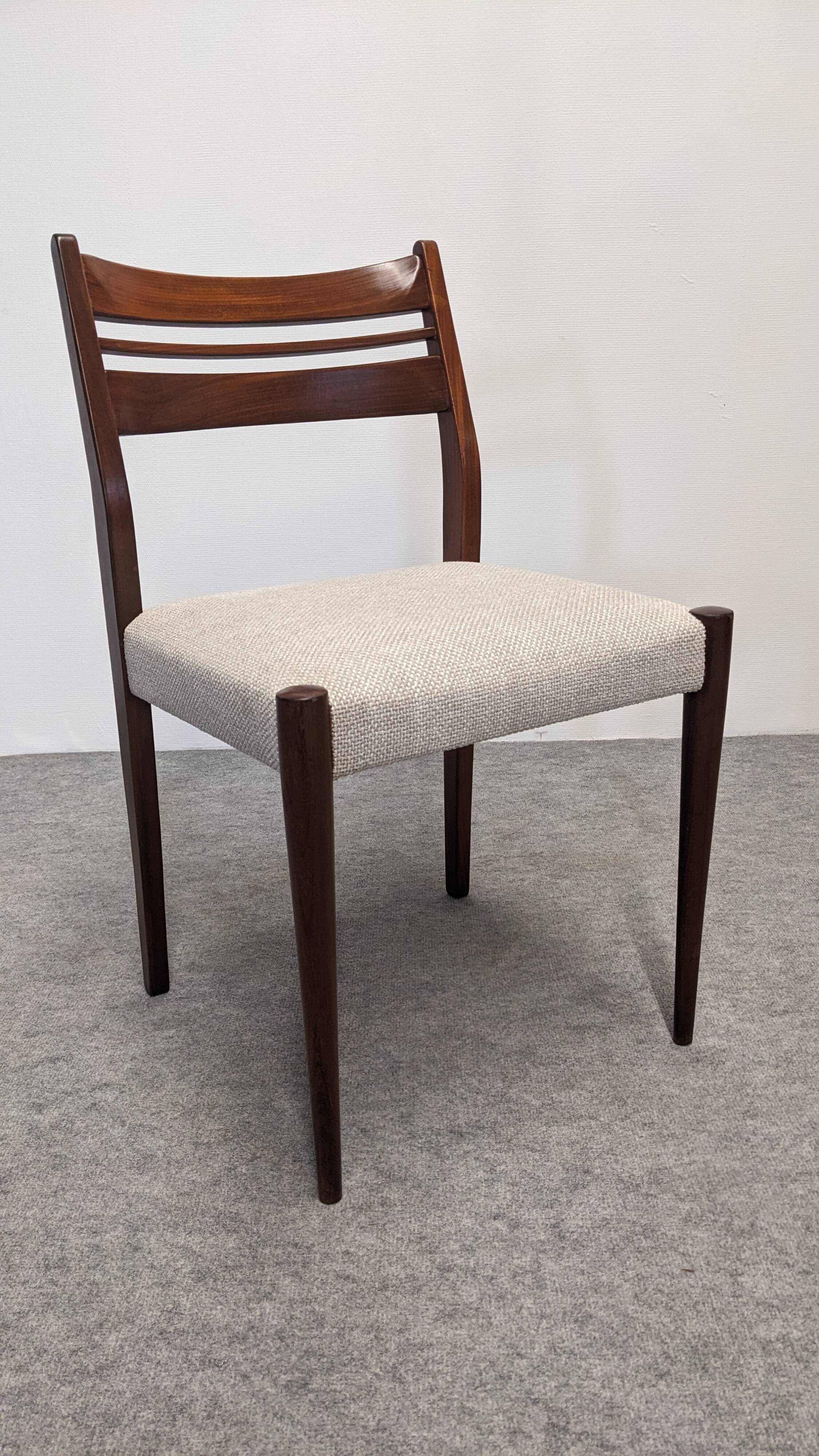 Série de 4 chaises de style scandinave en teck, France vers 1970