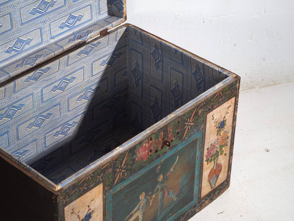 Coffre chinois ancien peint en bois de pin – Chine, circa 1900