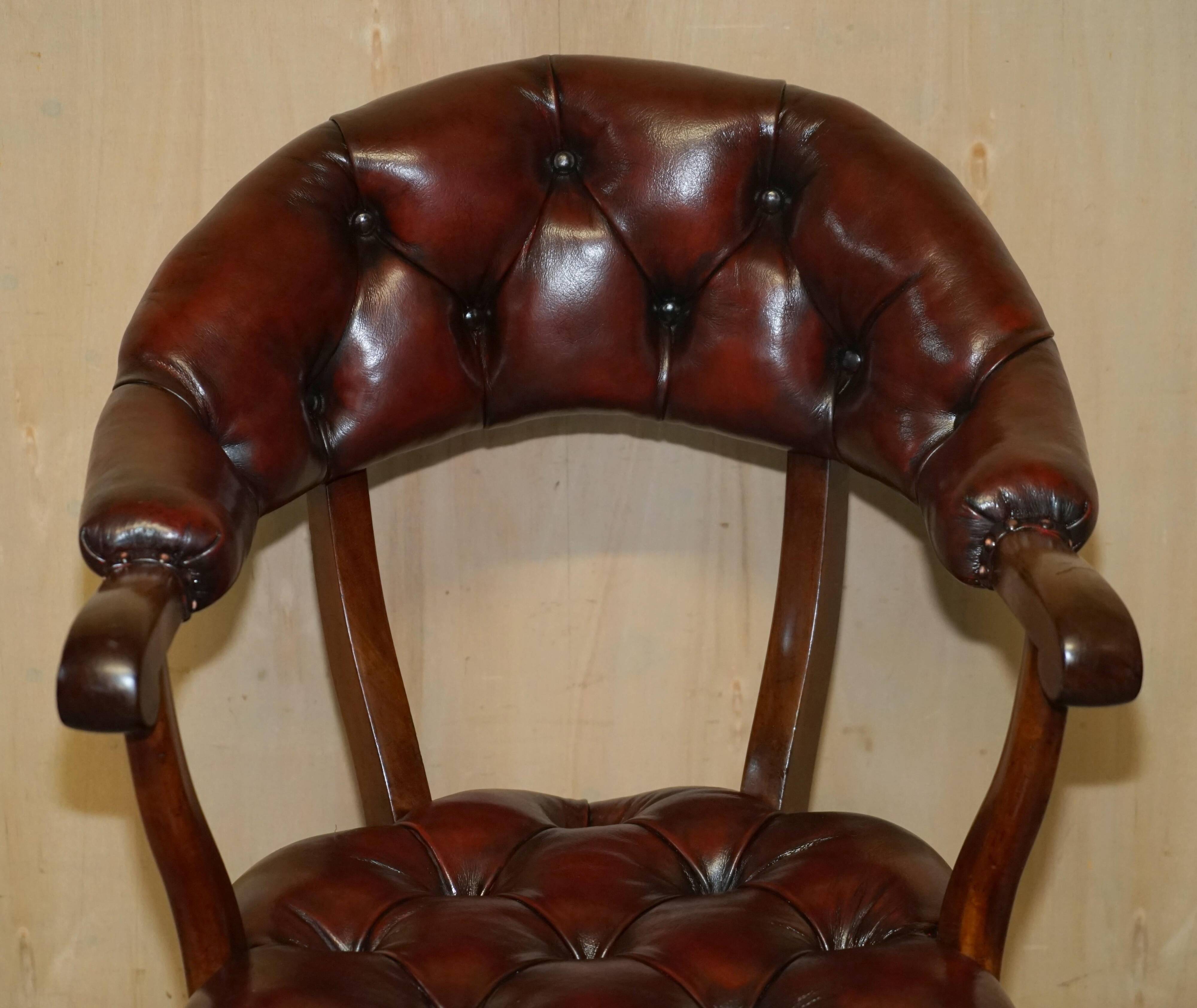 Chesterfield captain's armchair William IV in restored leather with hardwood.