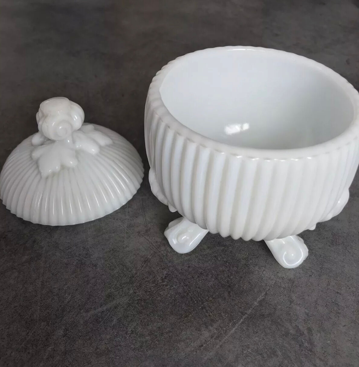 Bonbonnière in white opaline glass round tripodium shape
