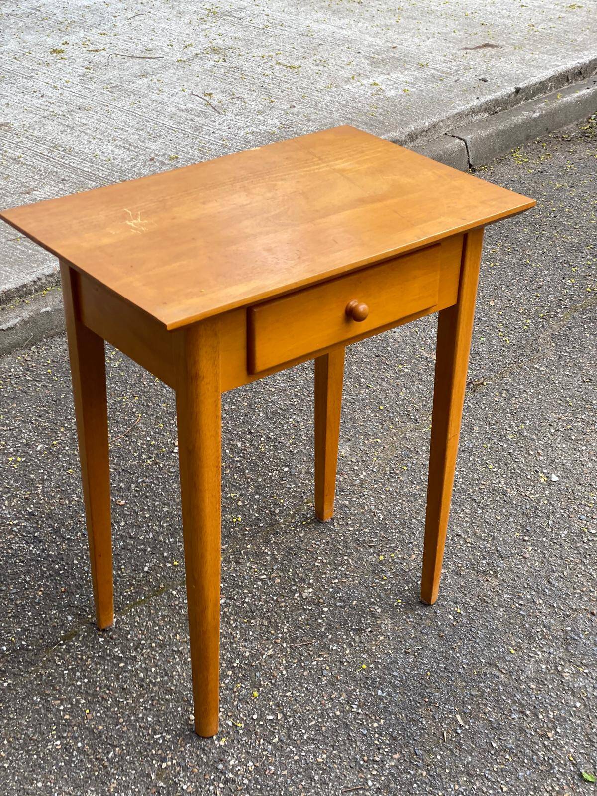 Scandinavian side table in solid wood with a drawer.