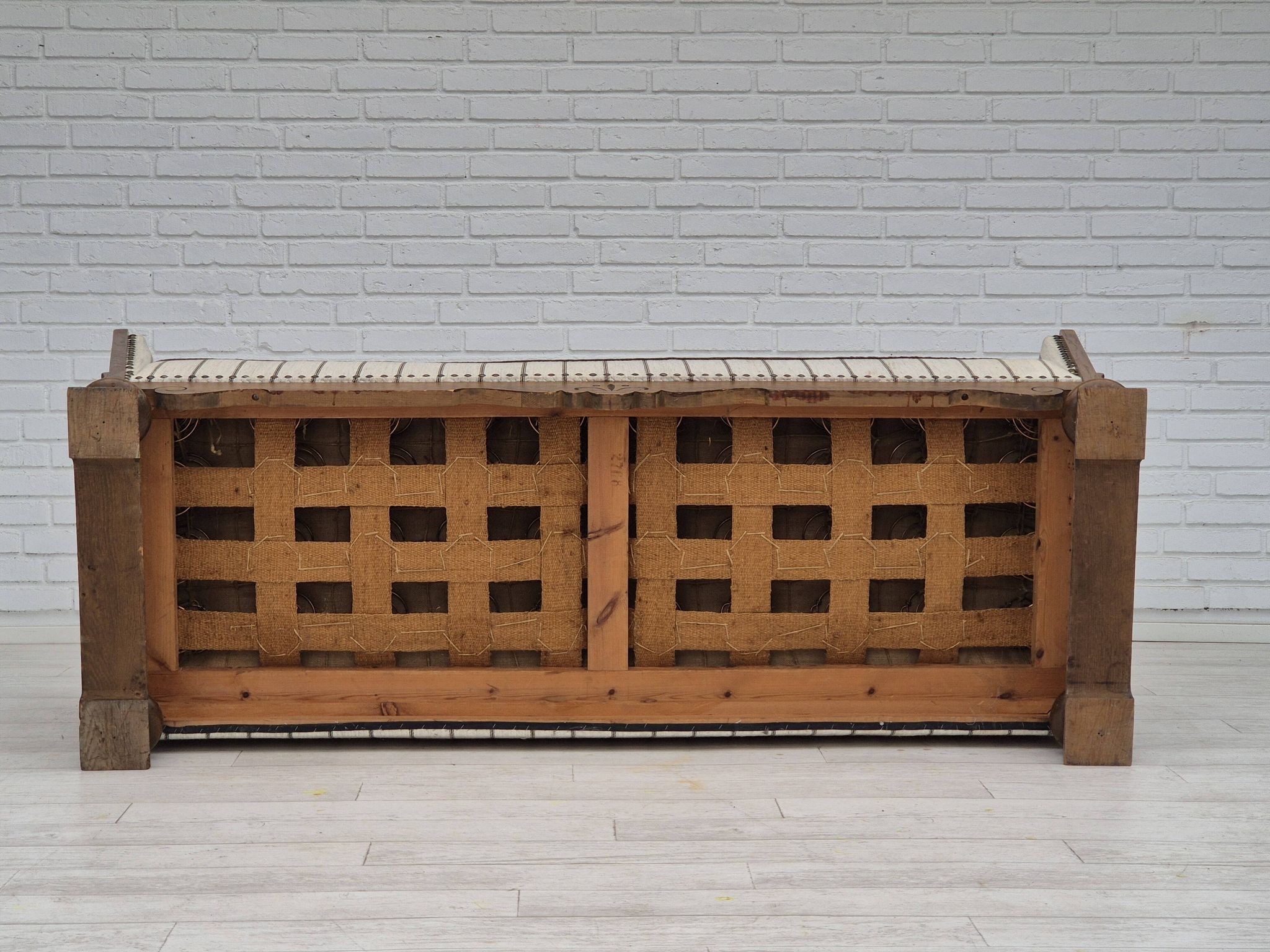 Années 1950, design scandinave, fauteuil retapissé, tissu blanc/gris clair, bois de chêne.
