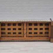Années 1950, design scandinave, fauteuil retapissé, tissu blanc/gris clair, bois de chêne.