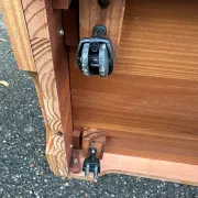 Petit meuble d'appoint / meuble vinyle à roulettes pin teinté 1980