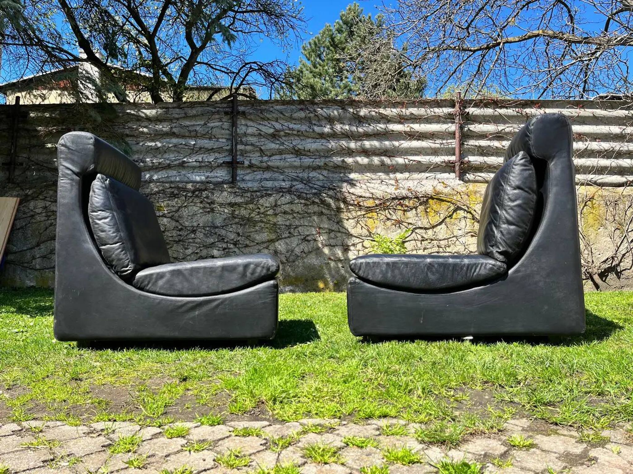 Pair of two black leather modular sofa chairs by Walter Knoll, Germany, 1970s