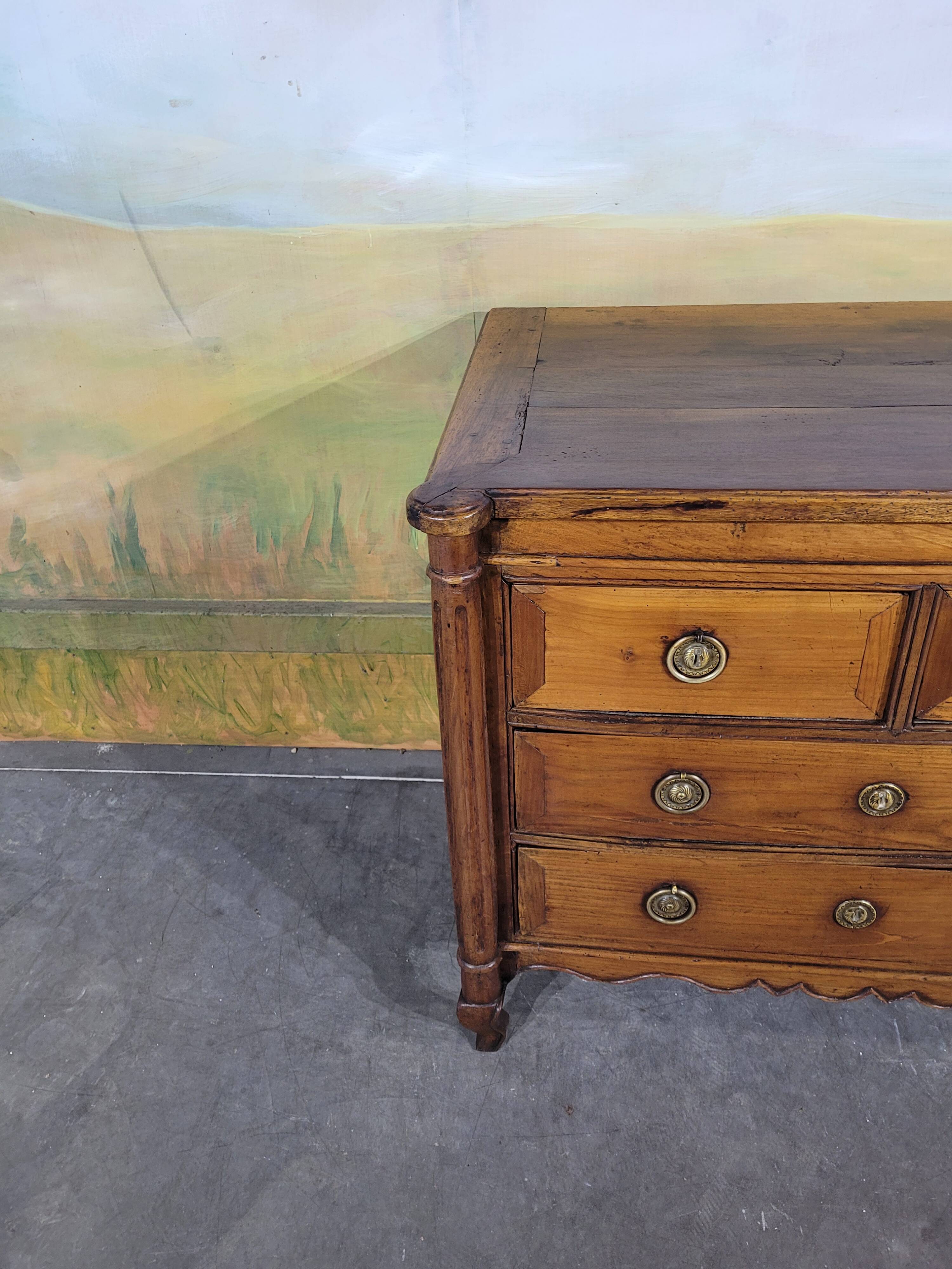 Small 18th-century chest of drawers in walnut and cherry wood.