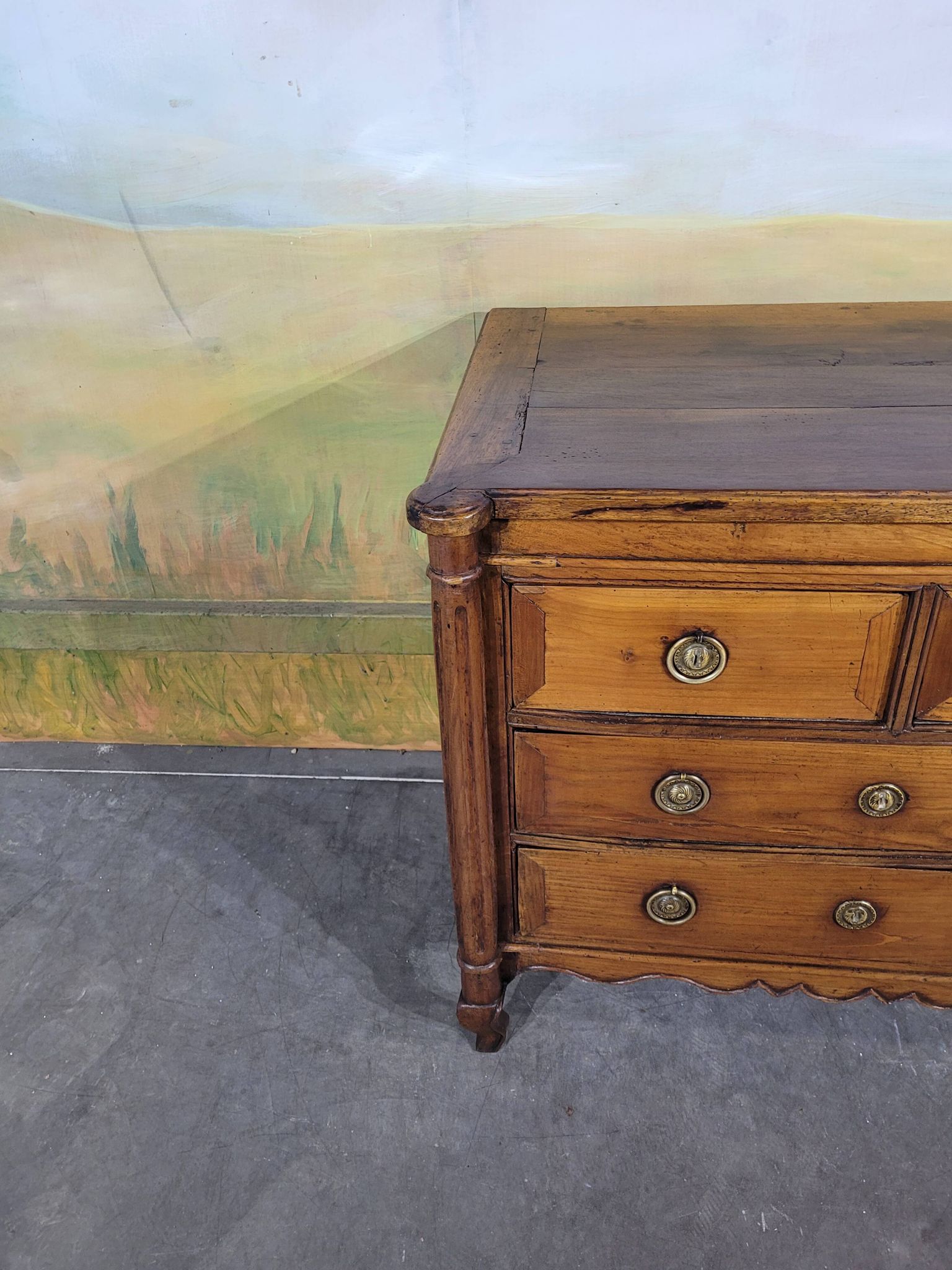 Small 18th-century chest of drawers in walnut and cherry wood.