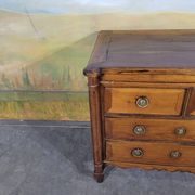 Small 18th-century chest of drawers in walnut and cherry wood.