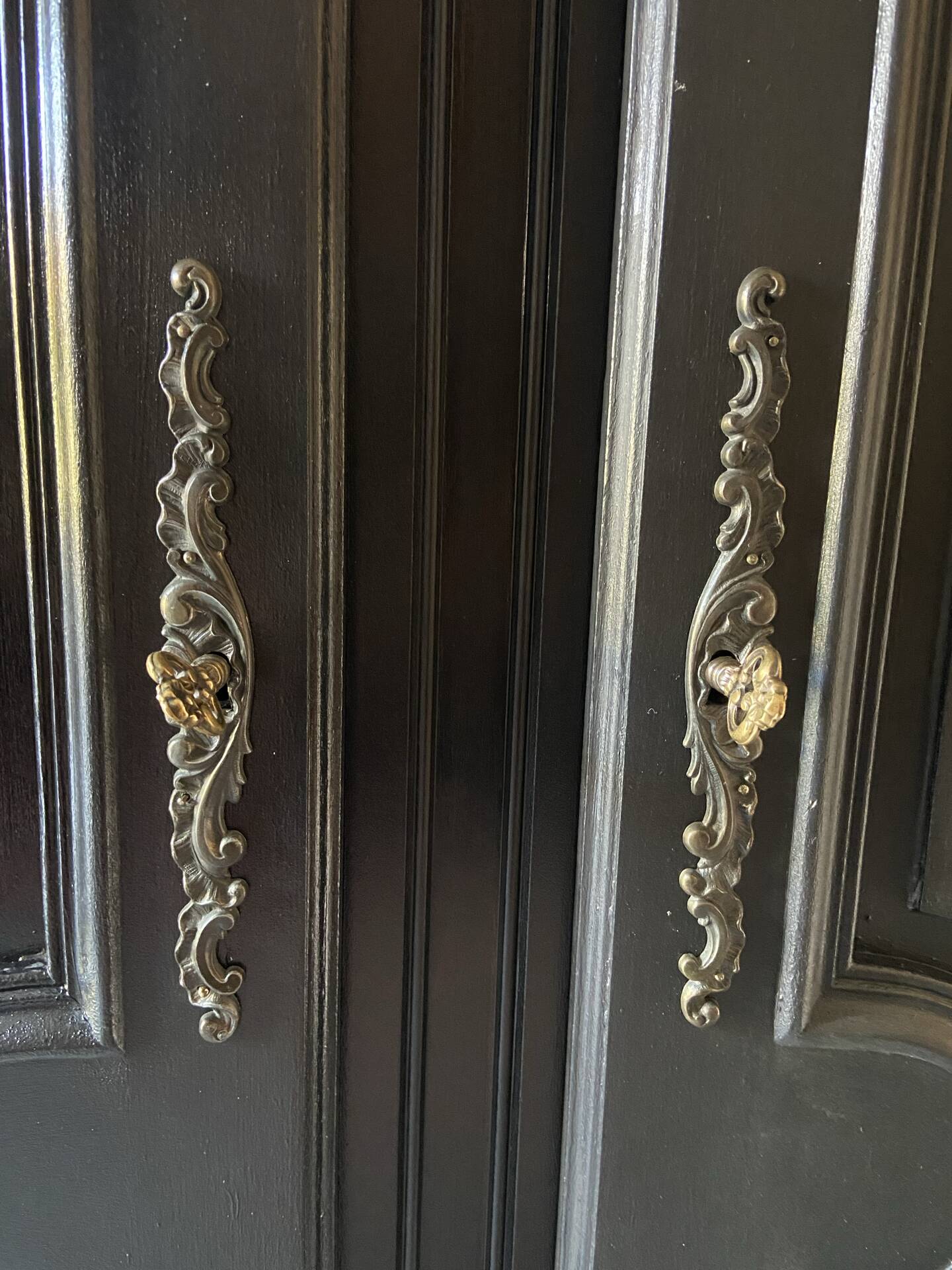 Armoire « chapeau de gendarme »