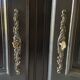 Armoire « chapeau de gendarme »