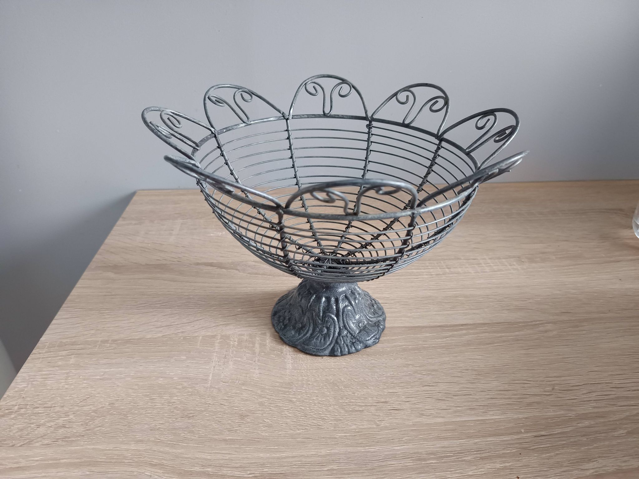 Metal fruit bowl