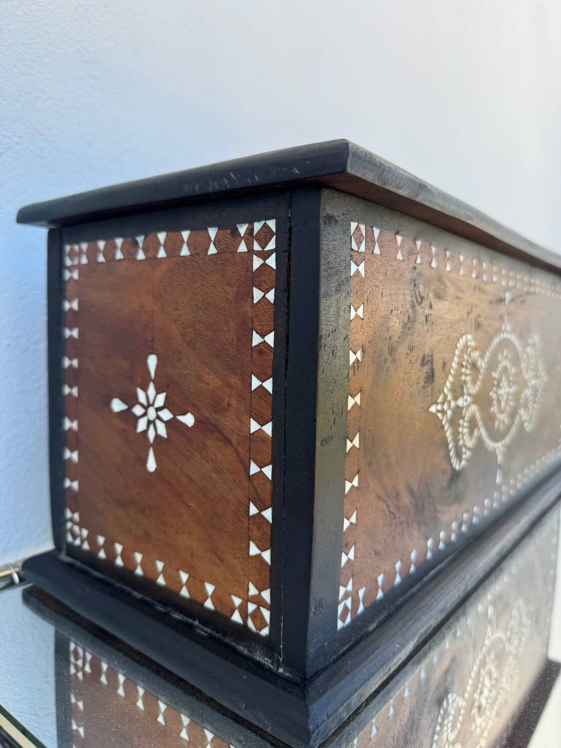 Coffre oriental marqueterie nacre ancien