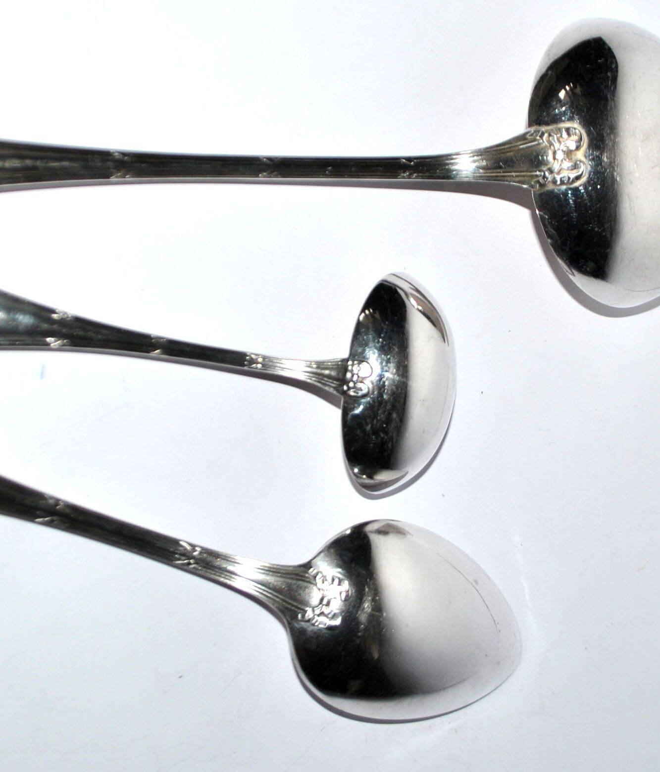 3 cuillères à sauce et louche Rubans croisés nœuds en métal argenté Reneka