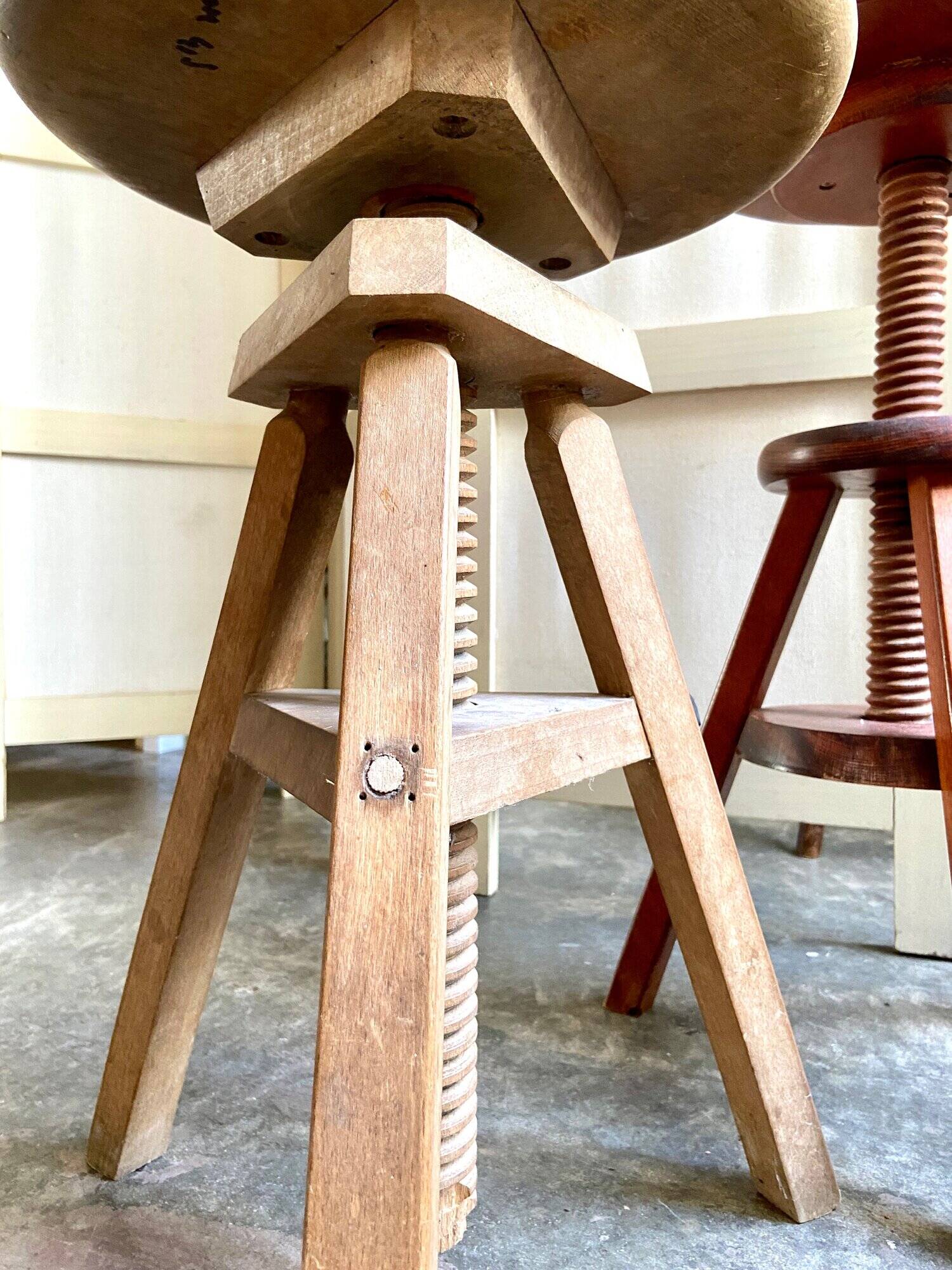 Tripod screw stool in light wood