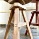 Tabouret tripode à vis en bois clair