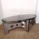 Table basse design vintage en alu brossé et plateau de verre.