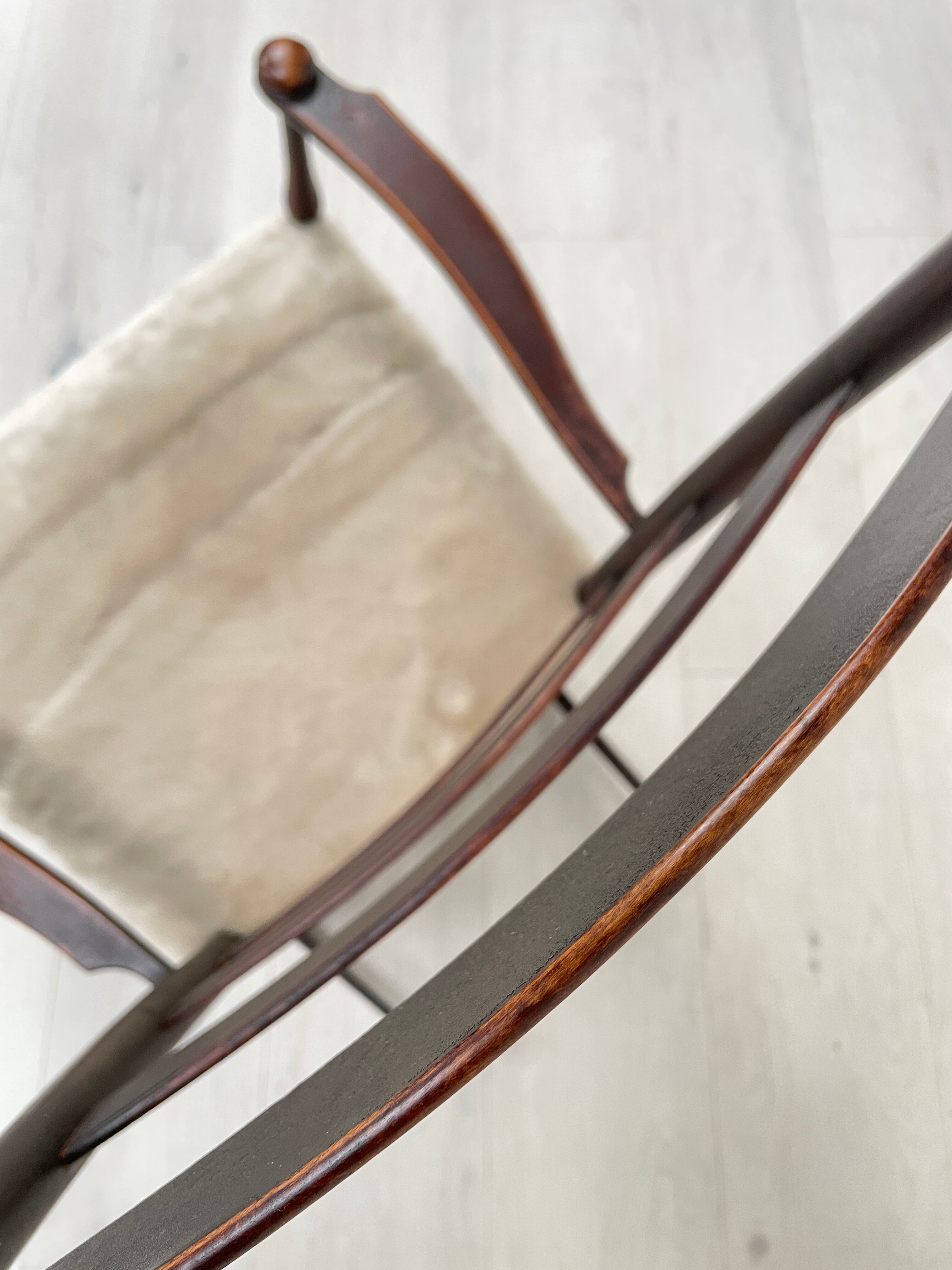 Rocking chair shaker