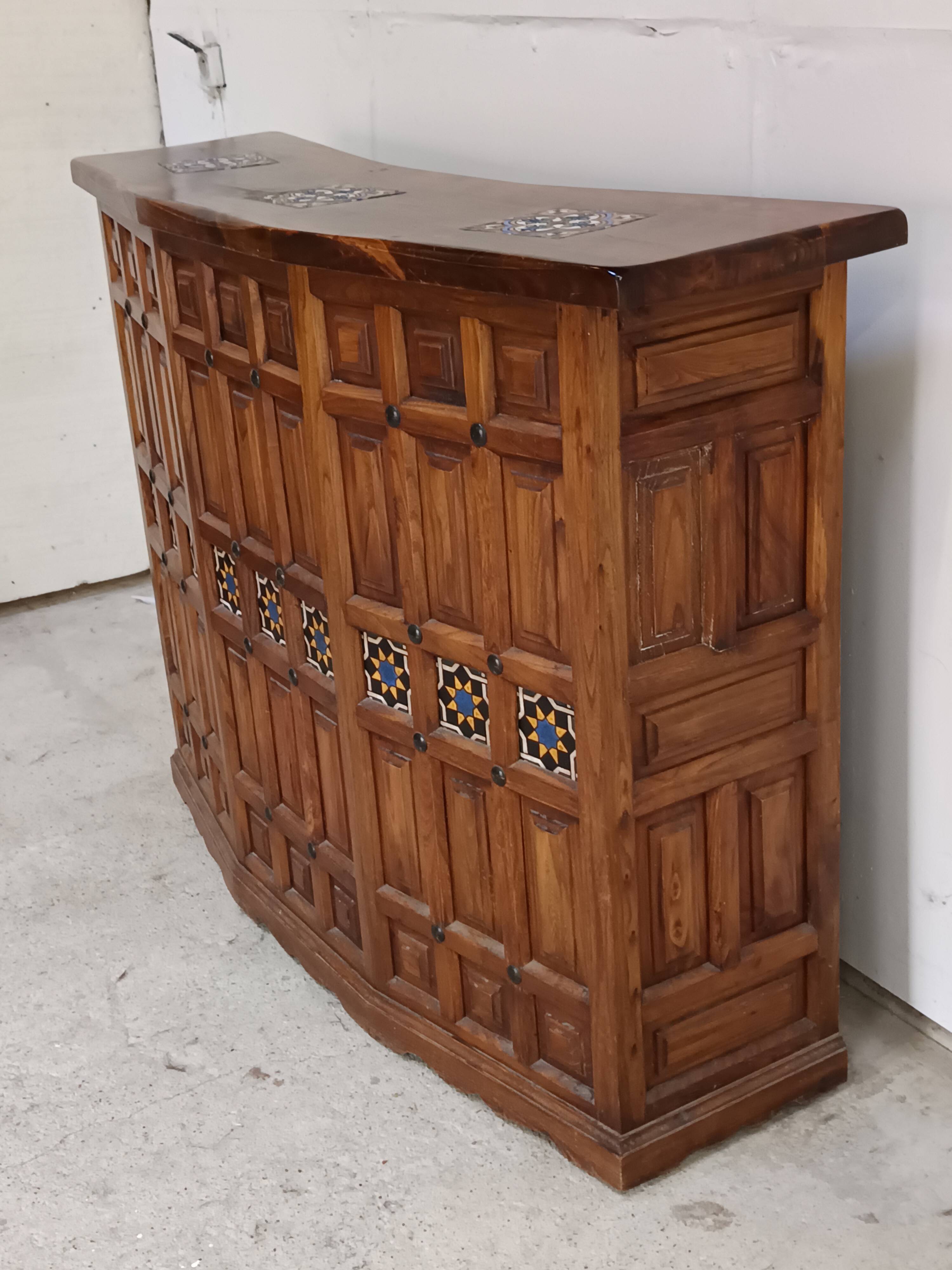 Indoor bar by Guillerme and Chambron