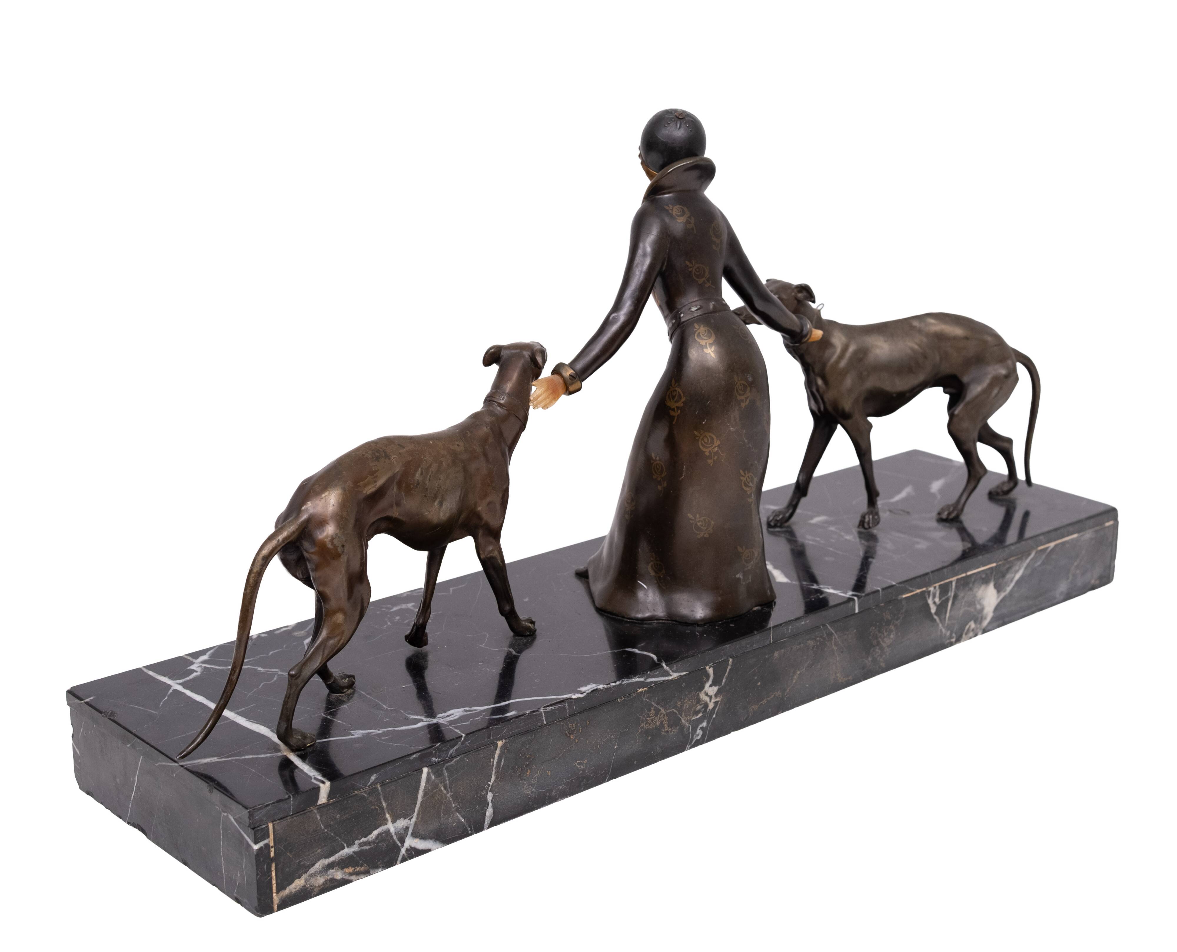 Sculpture Art Déco d'une femme avec des lévriers 1920/30 France