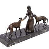 Sculpture Art Déco d'une femme avec des lévriers 1920/30 France