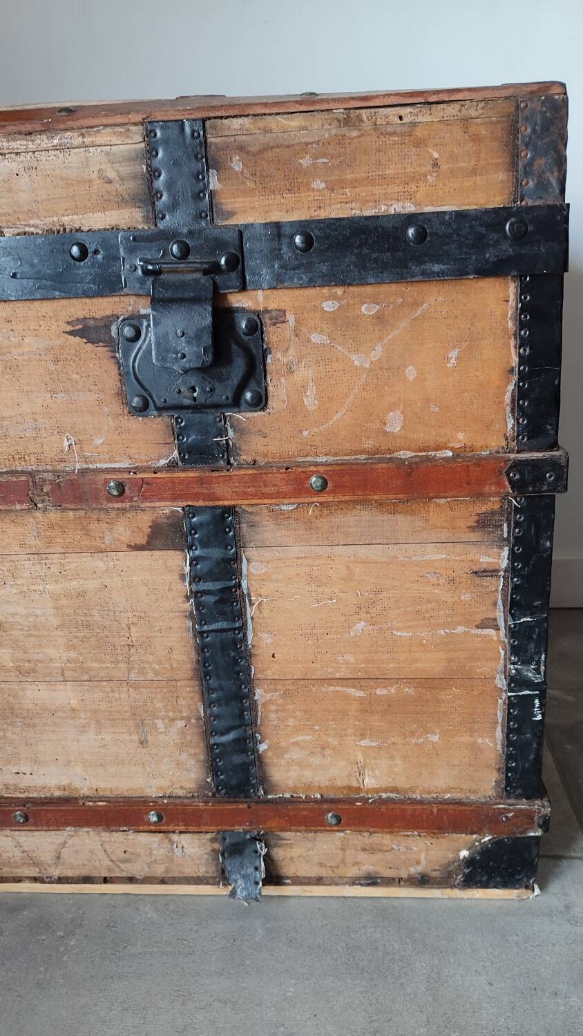 Grande malle en bois bombée