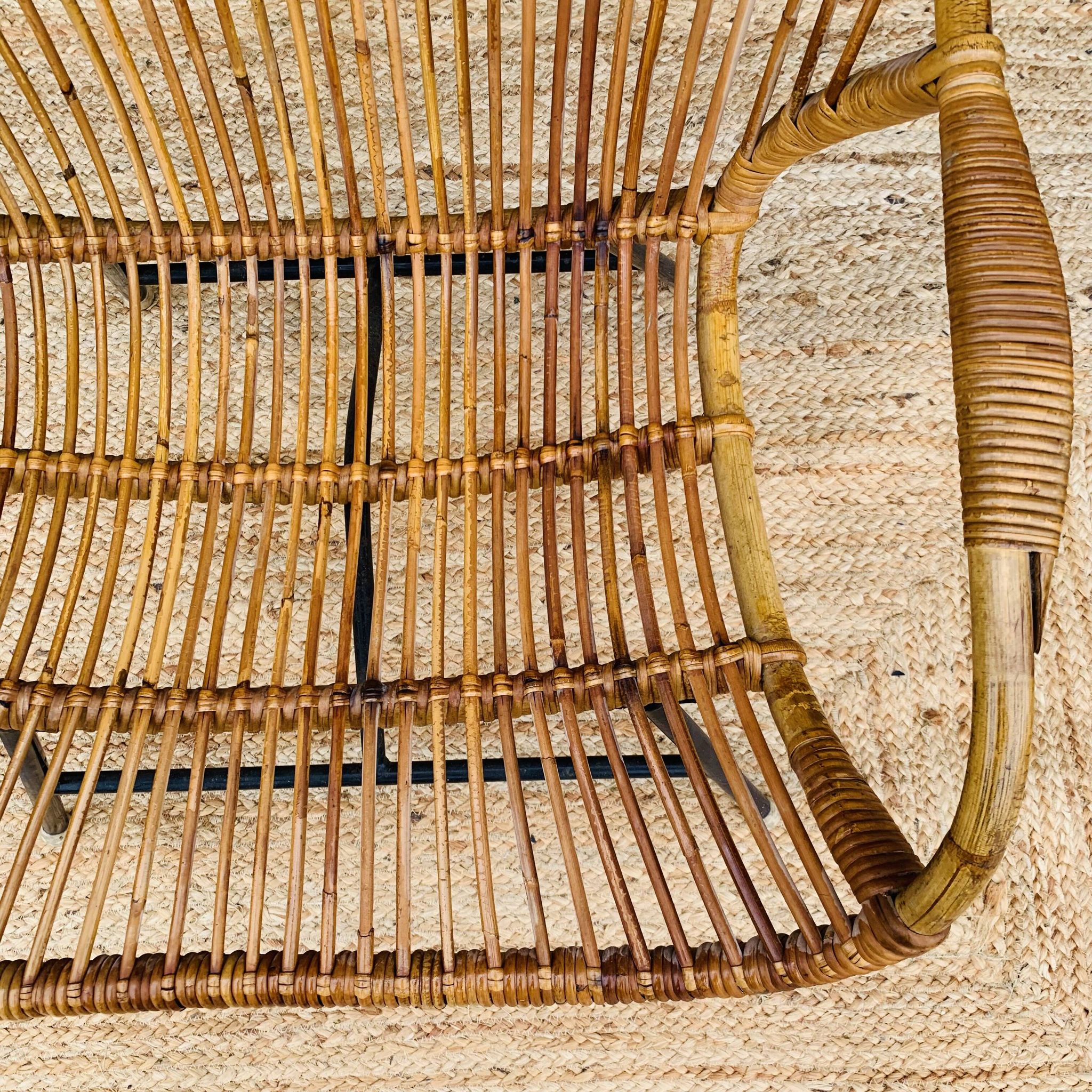 Fauteuil en rotin et piétement en métal noir 1960