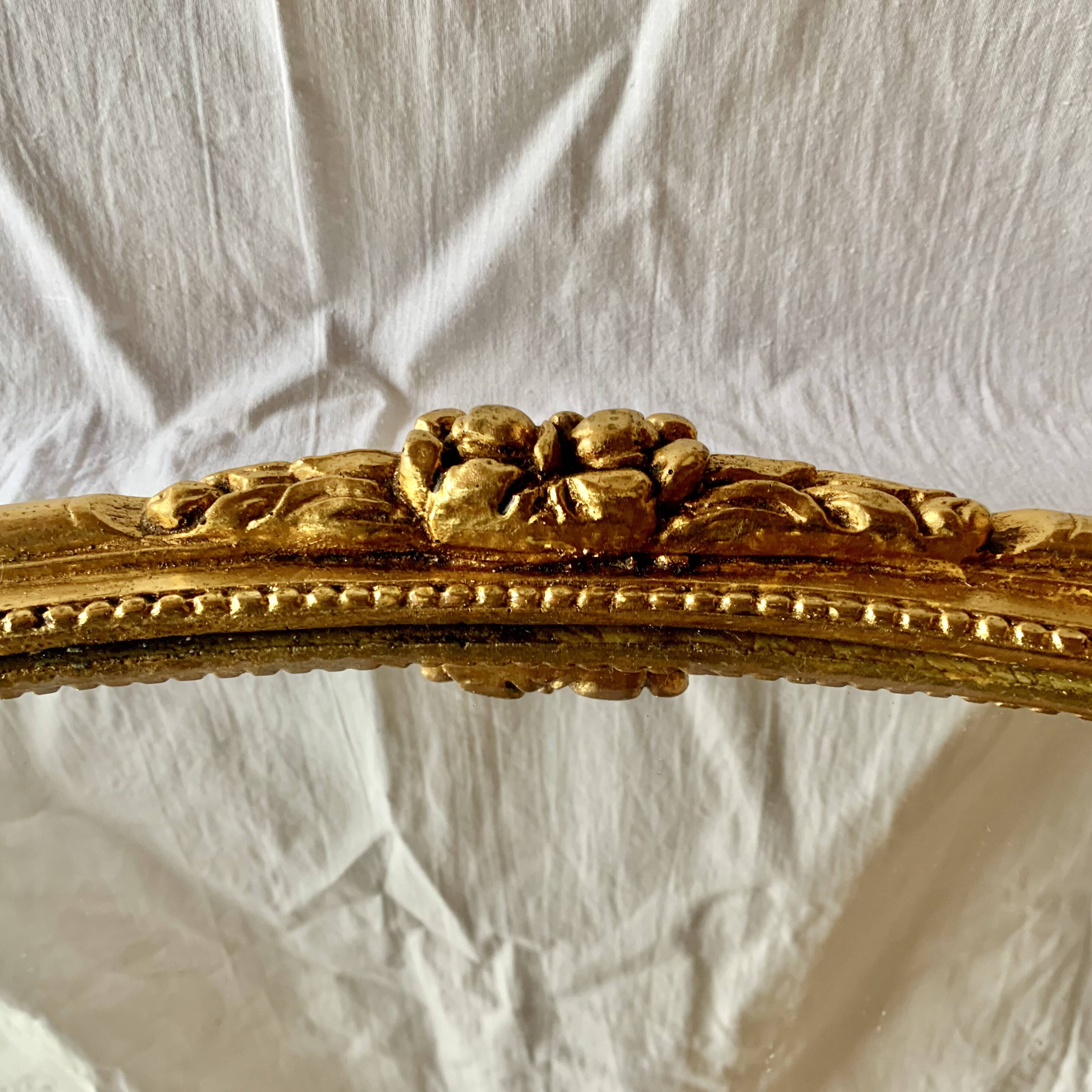 Ancien miroir mural ovale en résine dorée - 63 cm