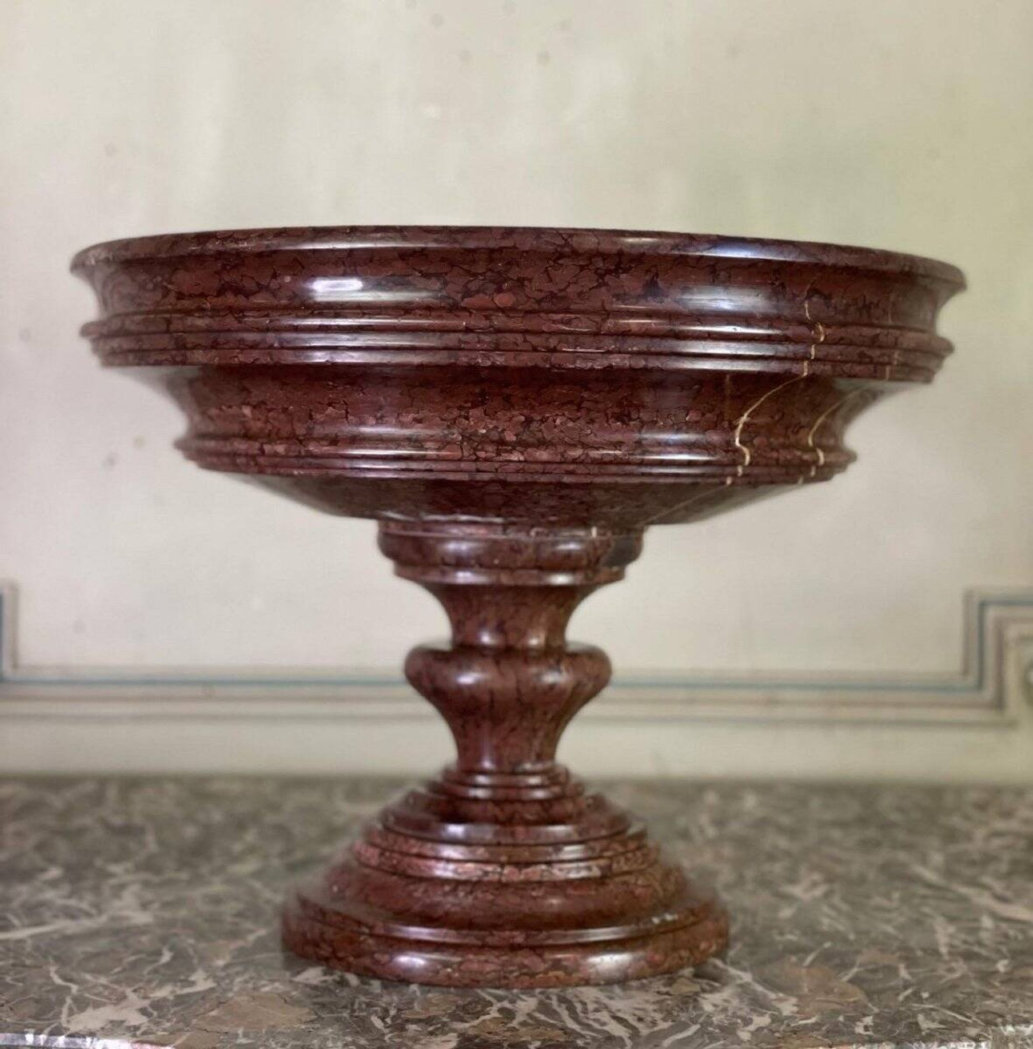 Vasque en marbre rouge griotte vers 1800
